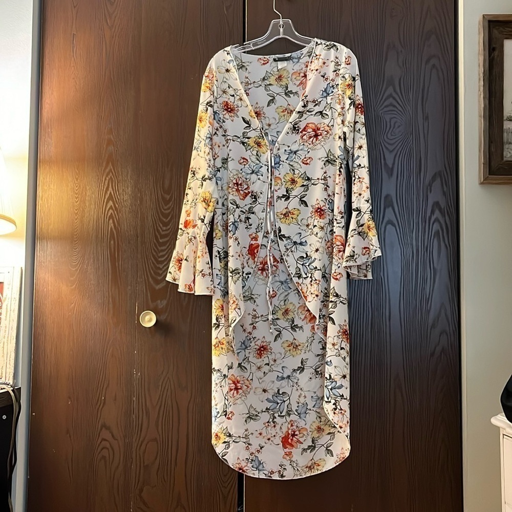 Discovery long, boho sleeved long top with tie front. Long in the back. Large